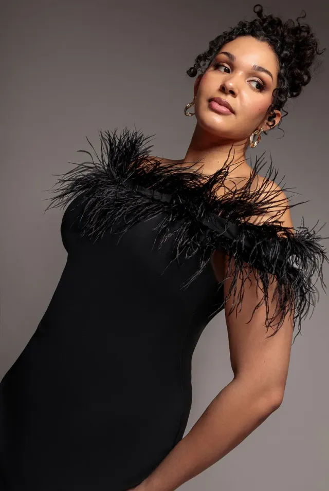 Goddiva Plus Feather abito midi nero piume spalle scoperte