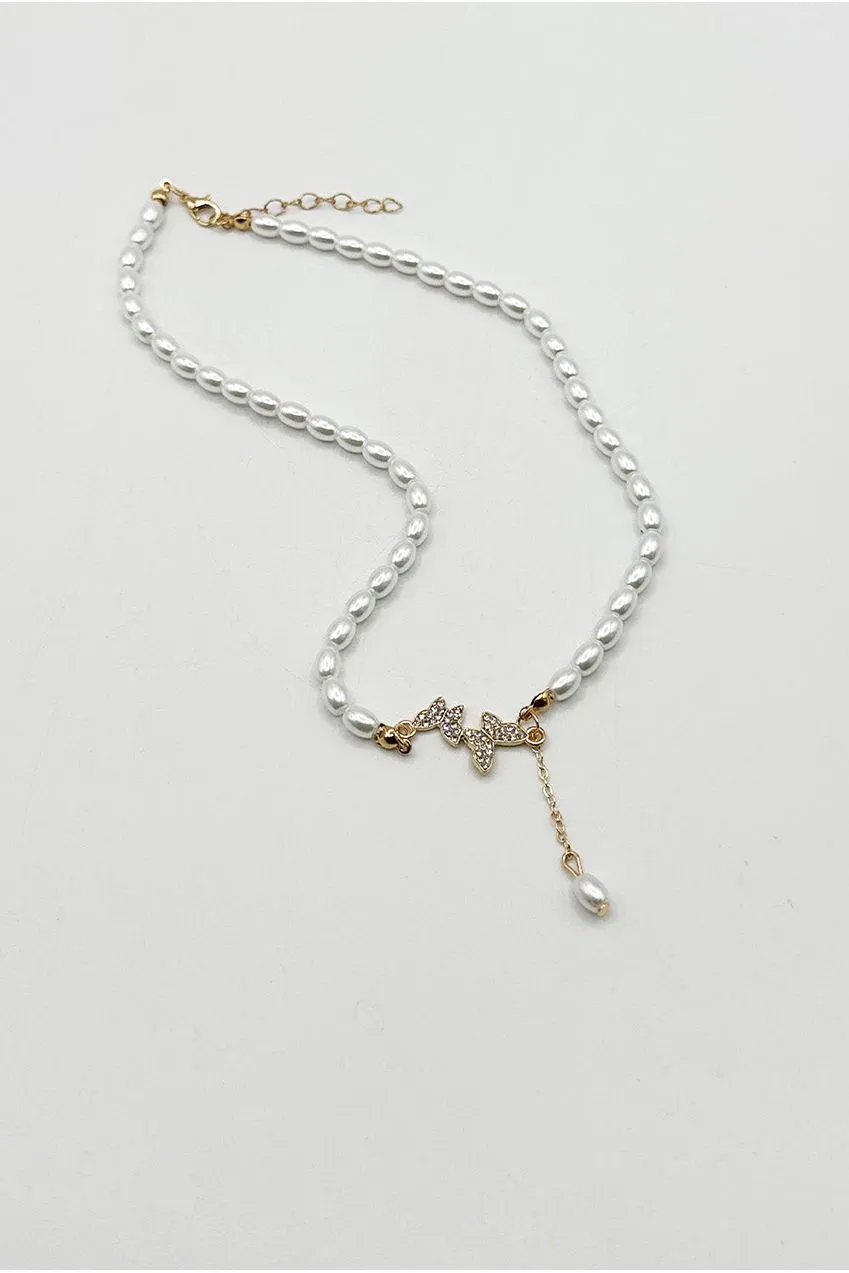 SVNX Pearl Chain collana perle bianche farfalla 43 cm