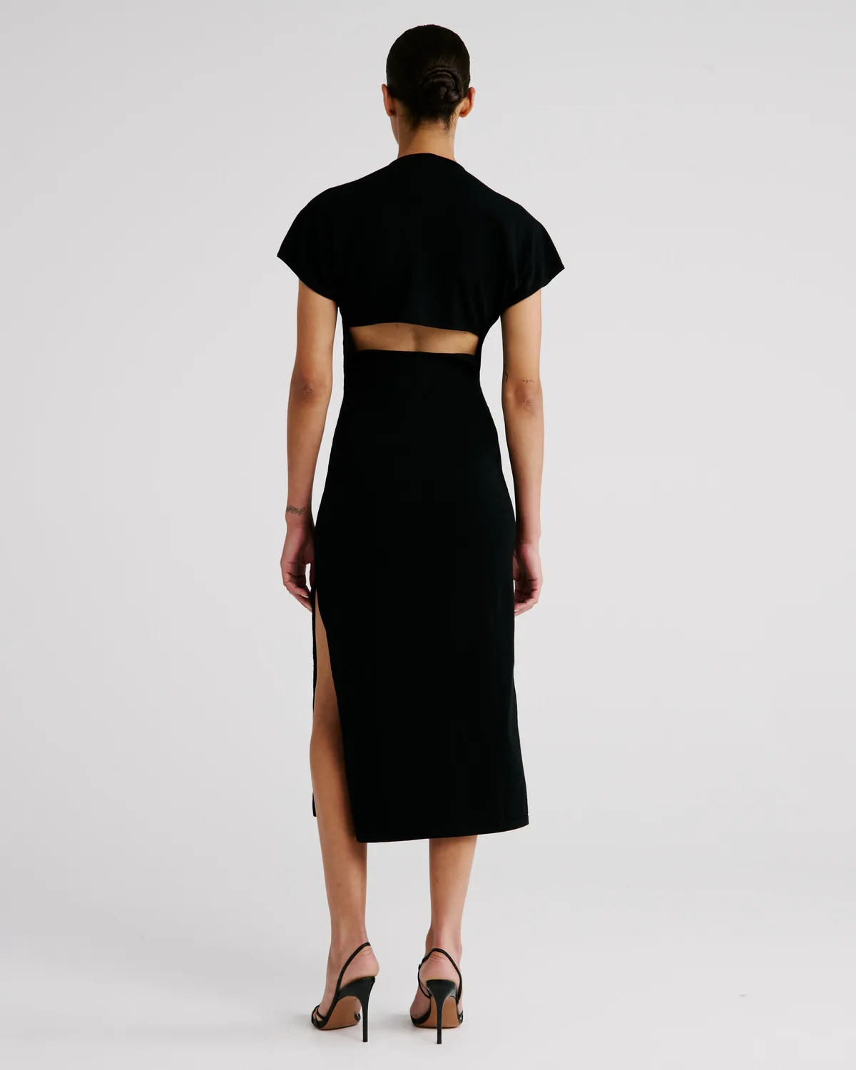 Violante Nessi Accardi abito midi nero scollo cuore maglia