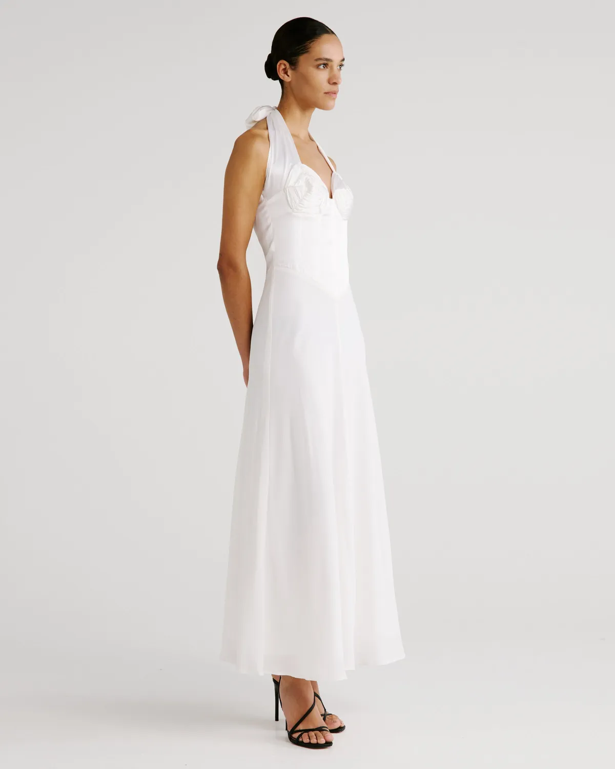 Violante Nessi Anya abito avorio seta scollo halter