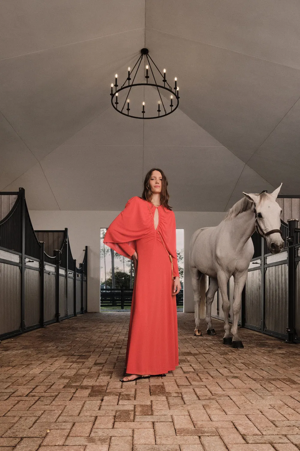 Johanna Ortiz Silent Solstice Dress abito rosso maniche mantella