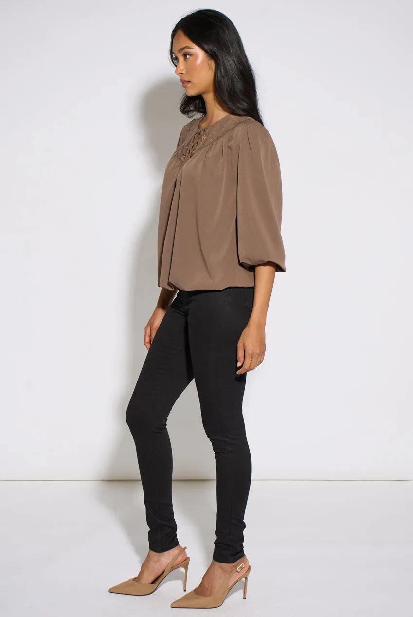 Gini London Mocha Lace Trim camicetta mocha pizzo