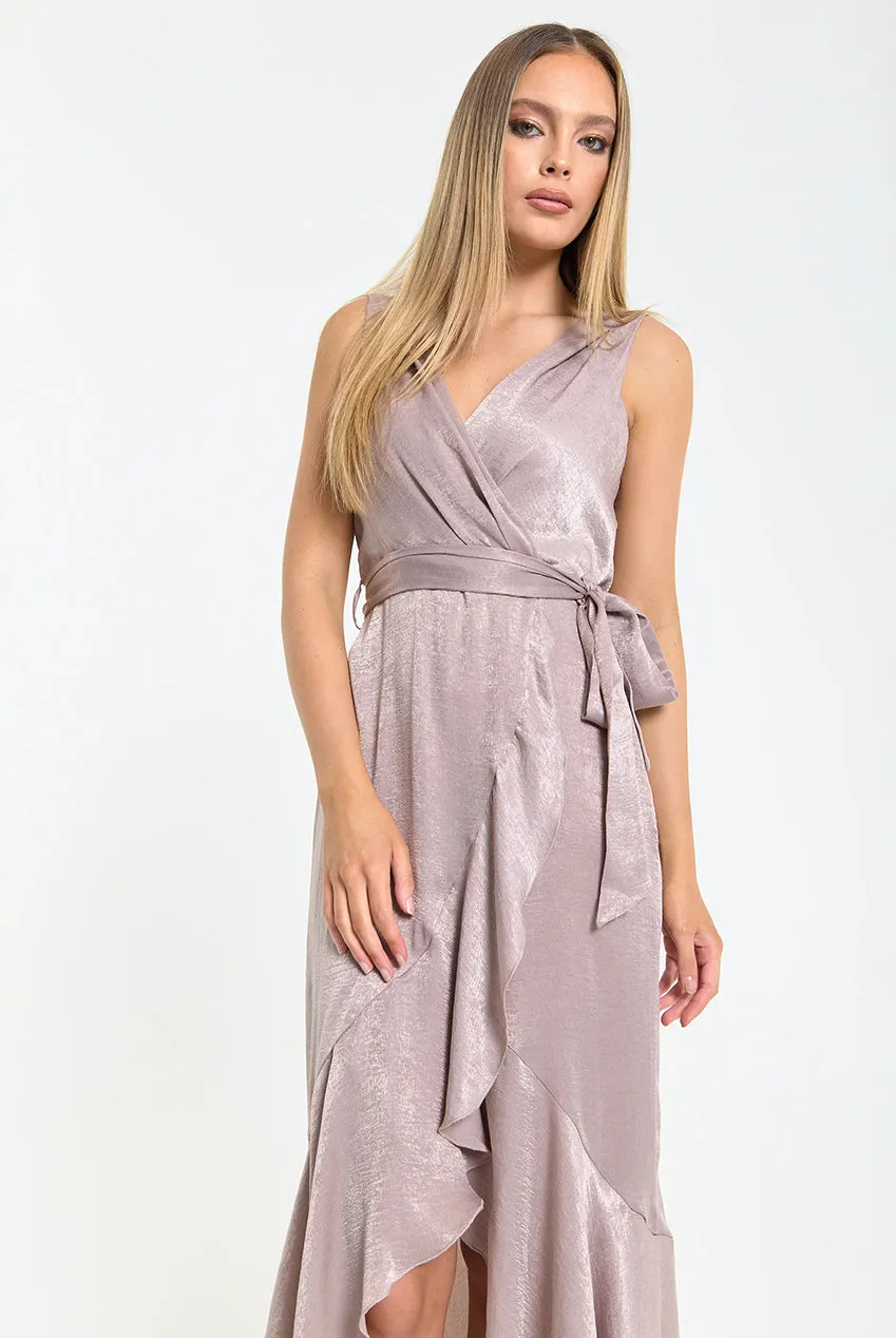 Liquorish Satin Wrap abito maxi rosa cipria con volant