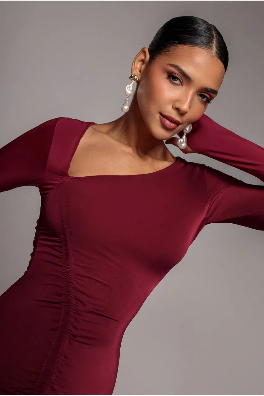 Goddiva Asymmetrical Neck Ruched abito midi vino manica lunga