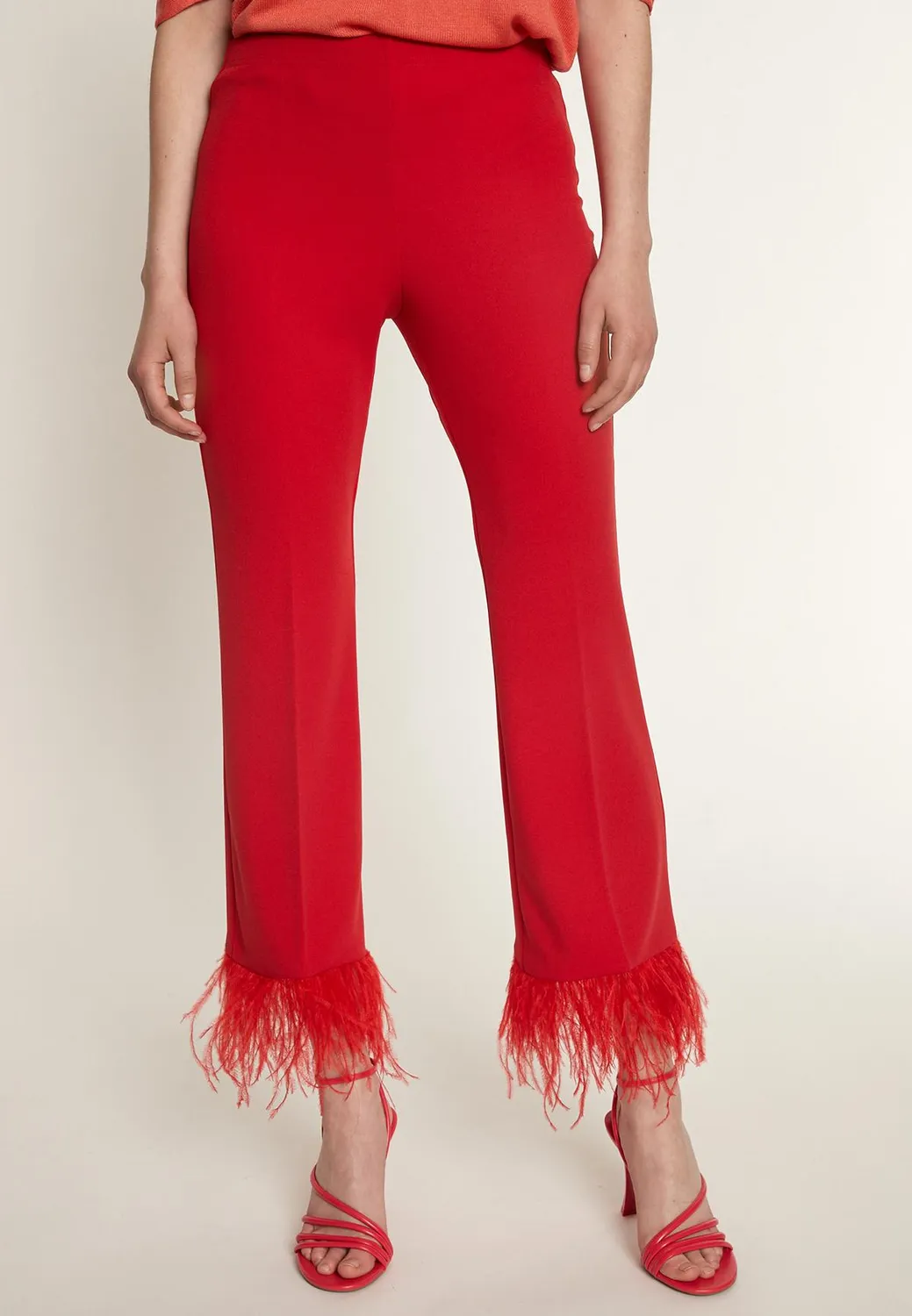 Ana Alcazar Okina pantaloni cropped rossi con piume