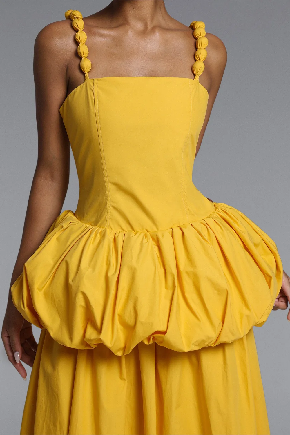 Bella Barnett Sierra abito maxi giallo scollo quadrato