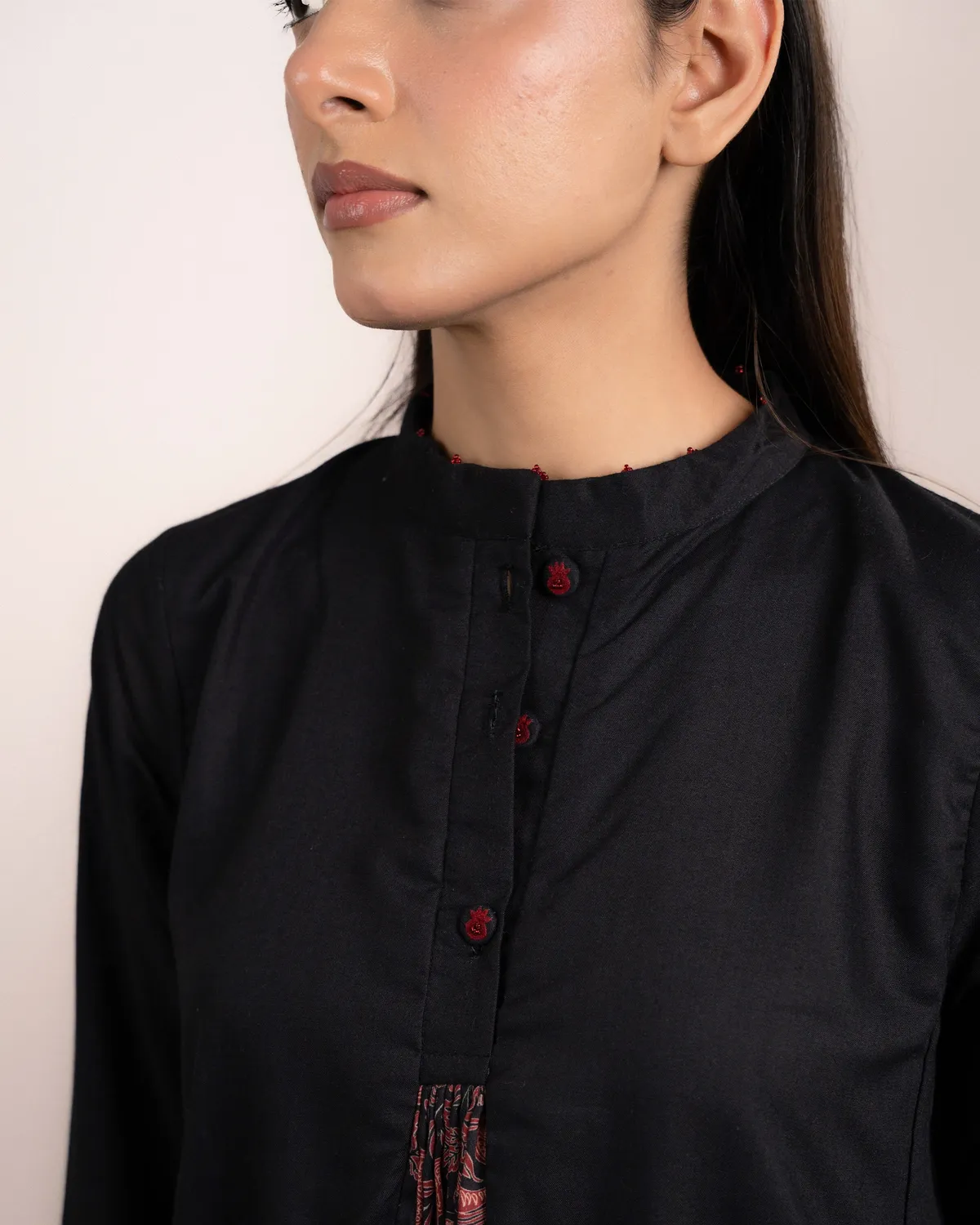 Our Dve Romi top nero modal bottoni 29"