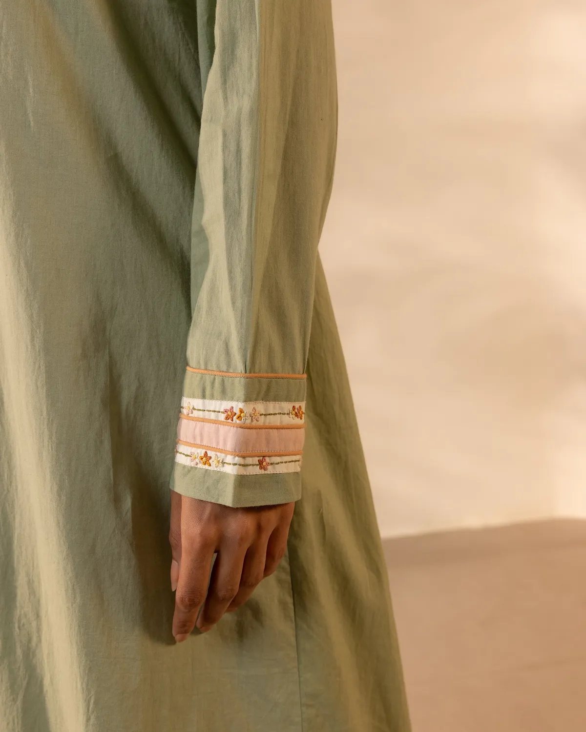 Our Dve Whimsy abito lungo verde chiaro ricamato