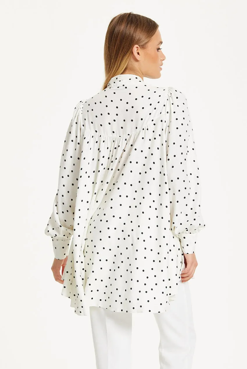 Liquorish Polka Dot Ruffle High-Low camicetta bianca pois