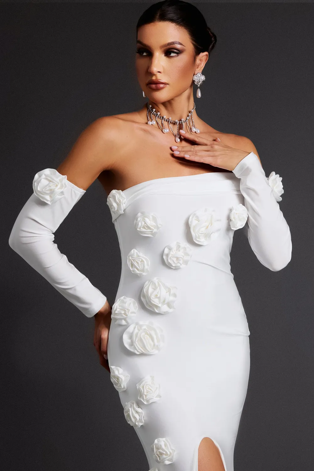 Bella Barnett Nerlii maxi abito bianco spalle scoperte
