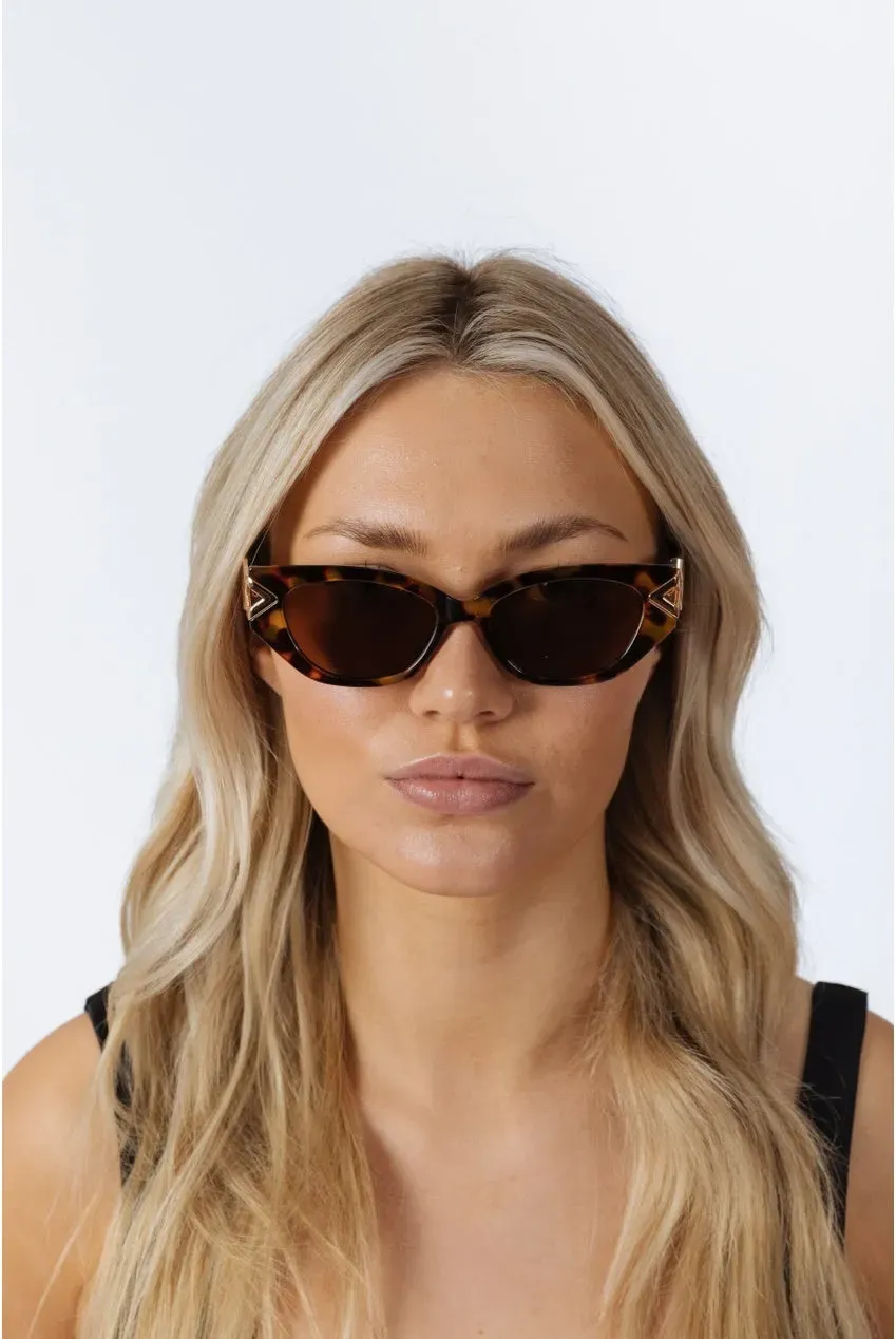 SVNX Cat-Eye Side Detail occhiali da sole tartarugati UV400