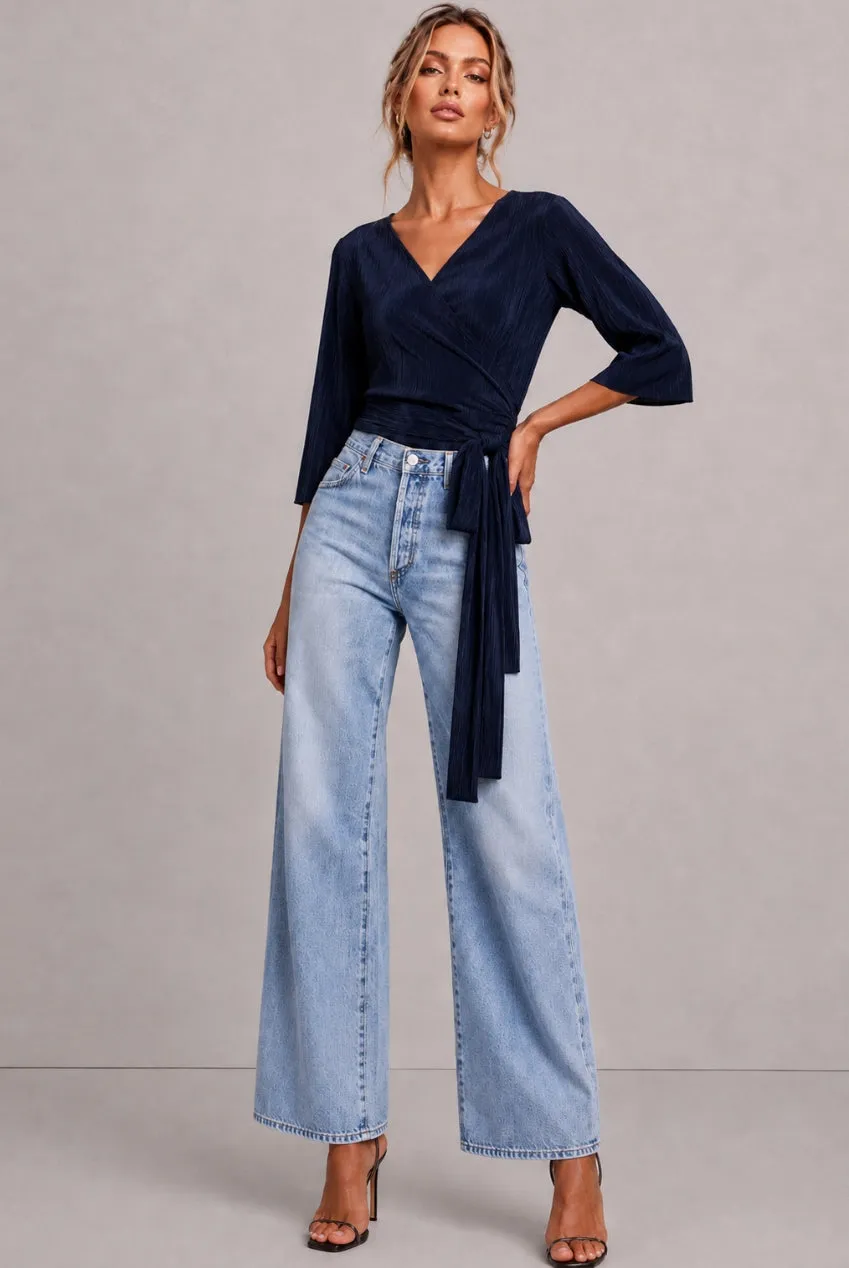 Honor Gold Julia Wrap top navy plissettato manica ad angelo