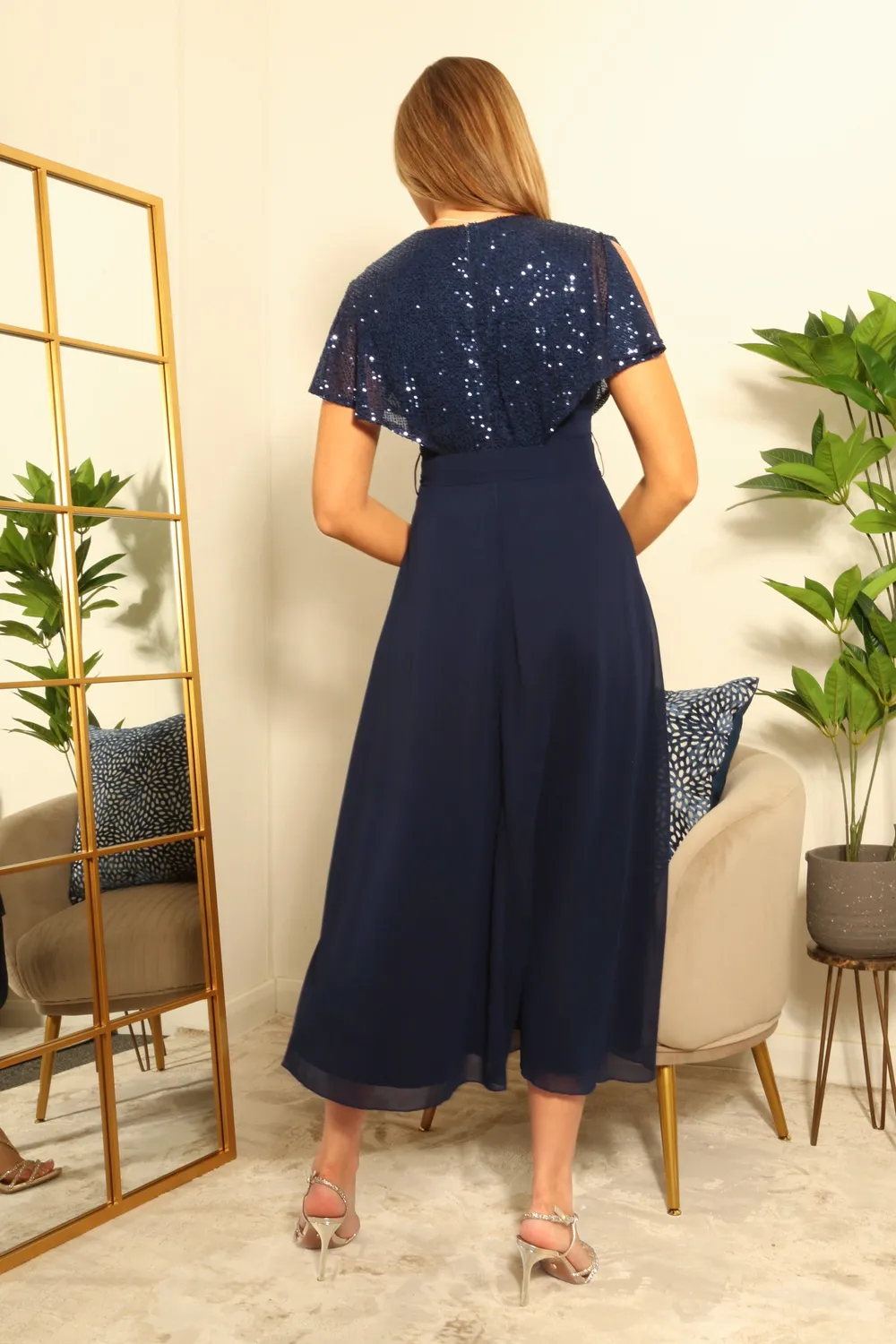 Double Second Chiffon Abito midi navy con mantella paillettes