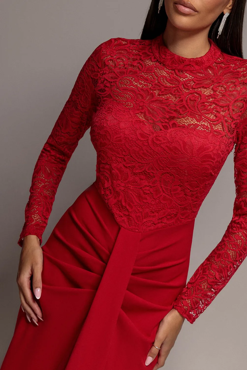 Goddiva Lace High Neck abito lungo pizzo rosso collo alto