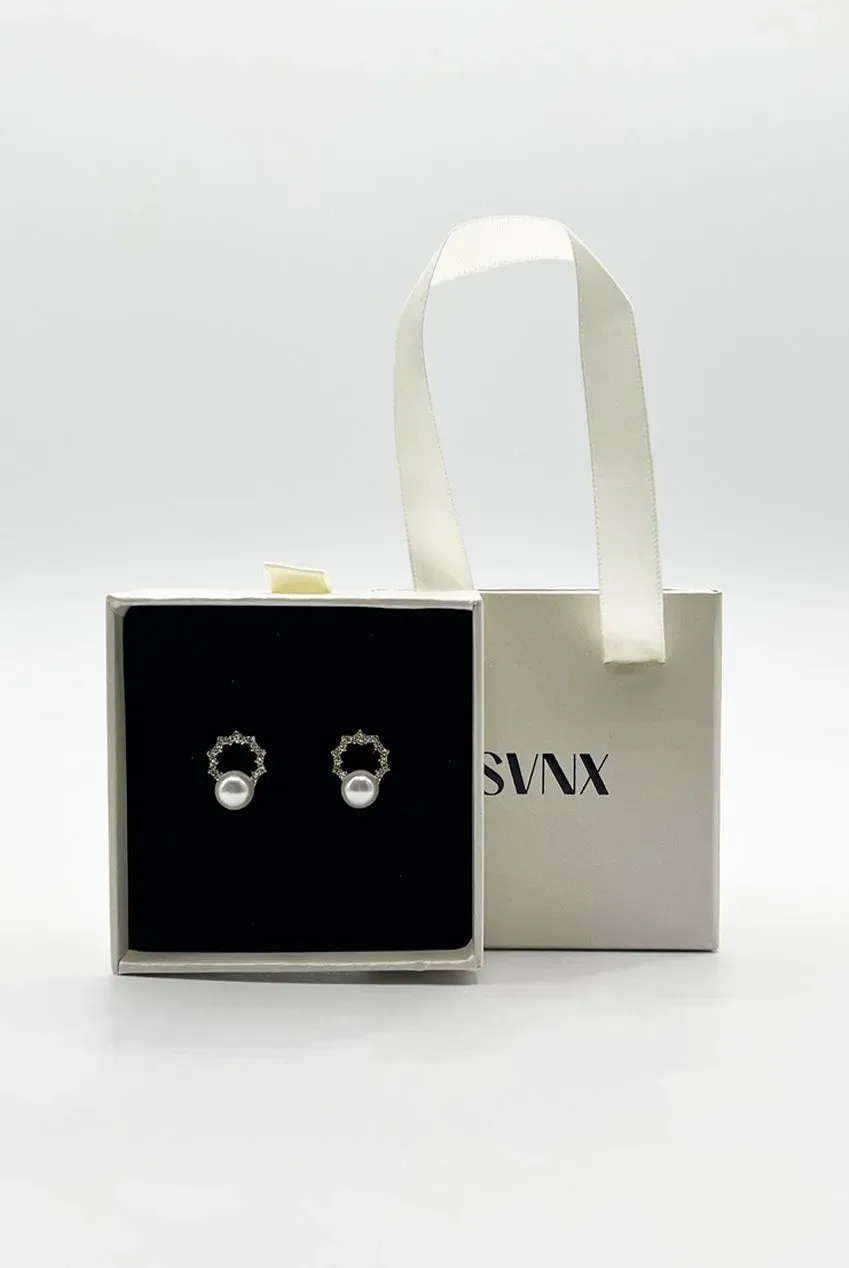 SVNX Pearl Stud Diamante Circular Wreath orecchini oro perla