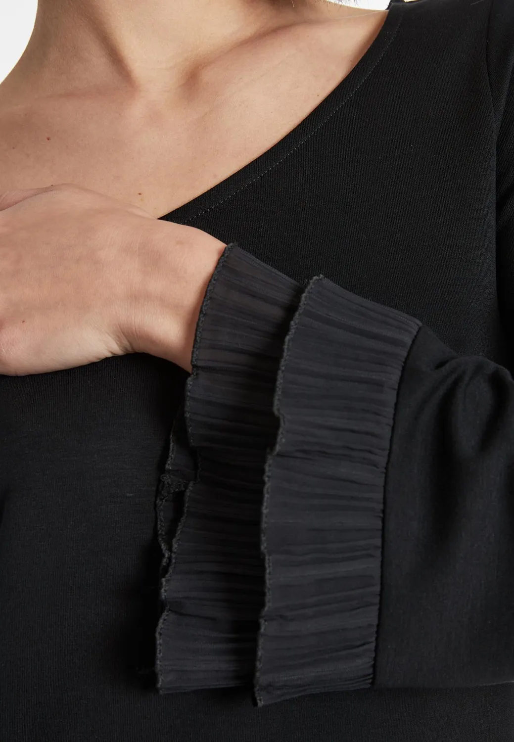 Ana Alcazar Sipora abito jersey nero volant scollo V