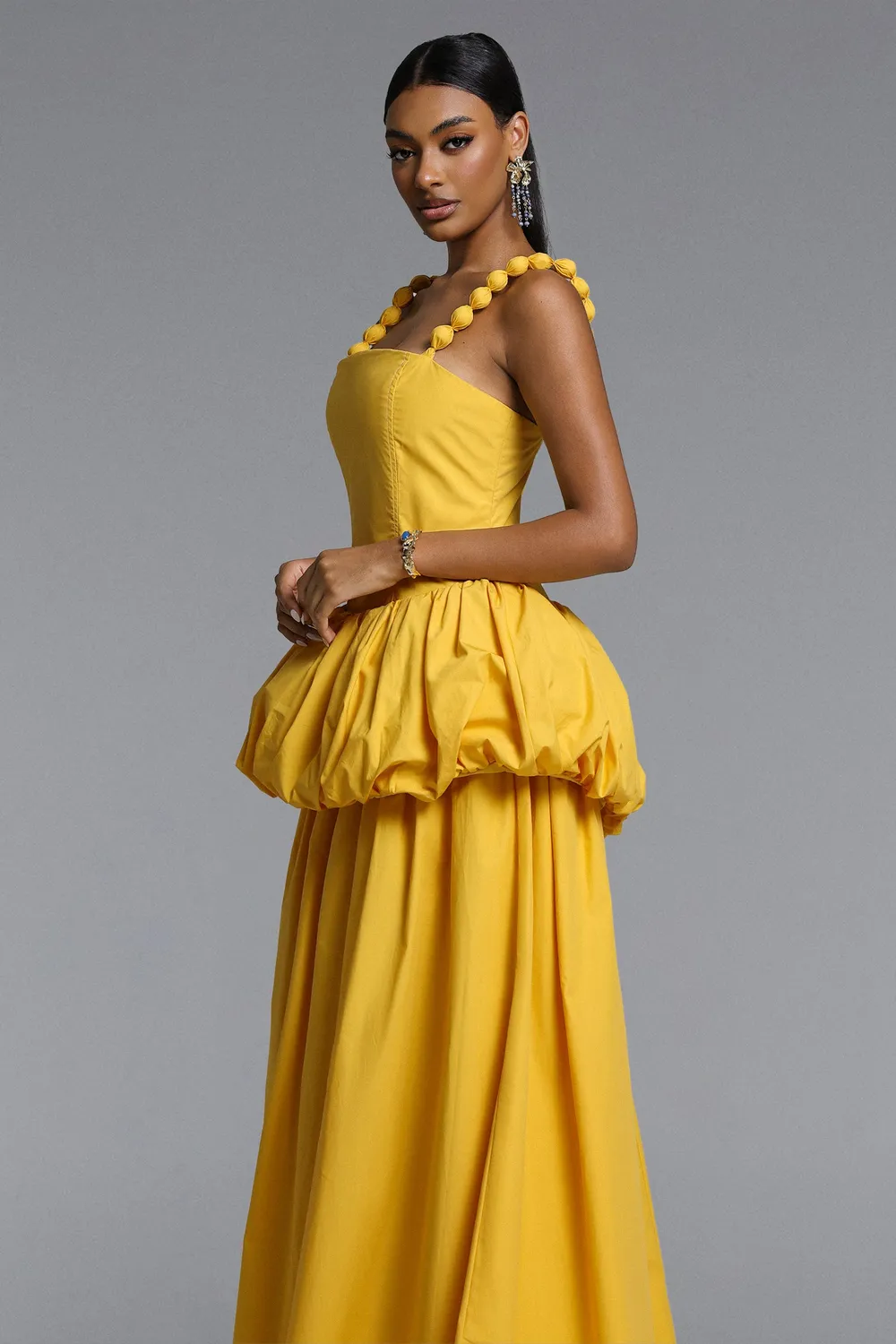 Bella Barnett Sierra abito maxi giallo scollo quadrato