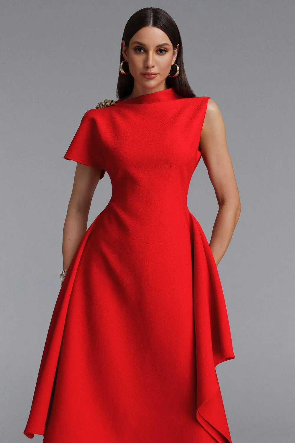 Bella Barnett Weren abito maxi rosso scollo alto asimmetrico