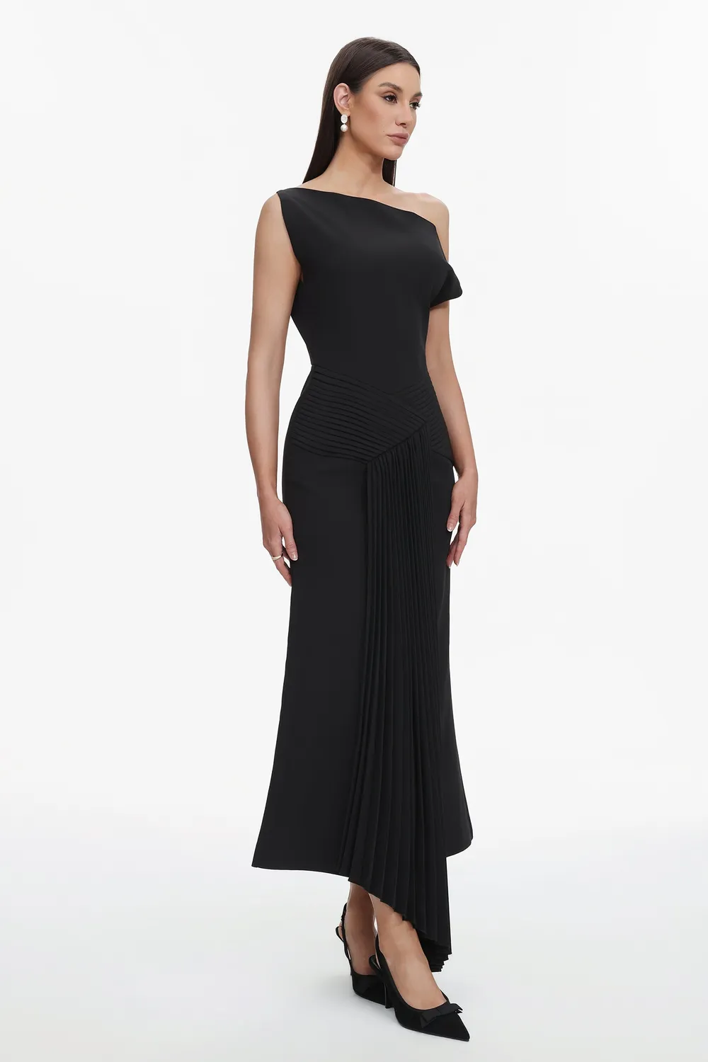 Bella Barnett Juny abito midi nero monospalla pieghe