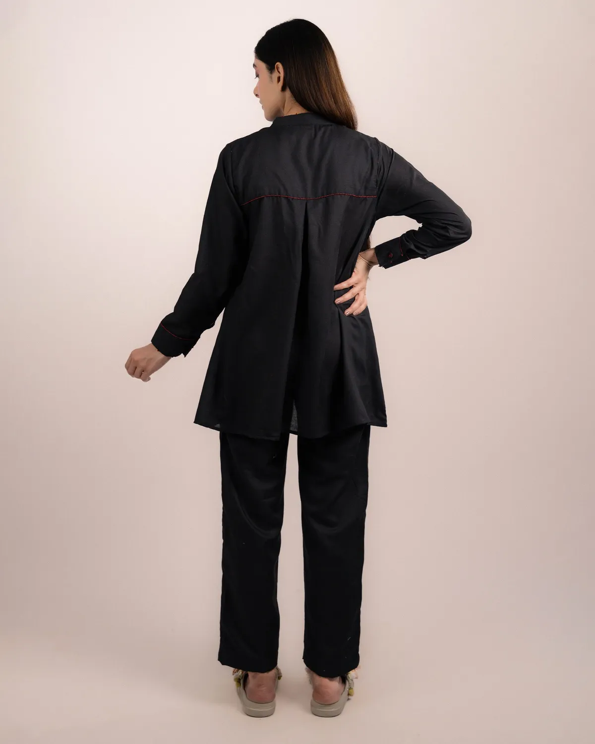 Our Dve Romi top nero modal bottoni 29"