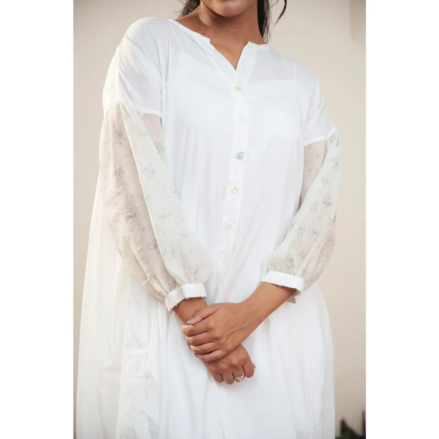 Our Dve Capsule 8 abito bianco cotone chanderi
