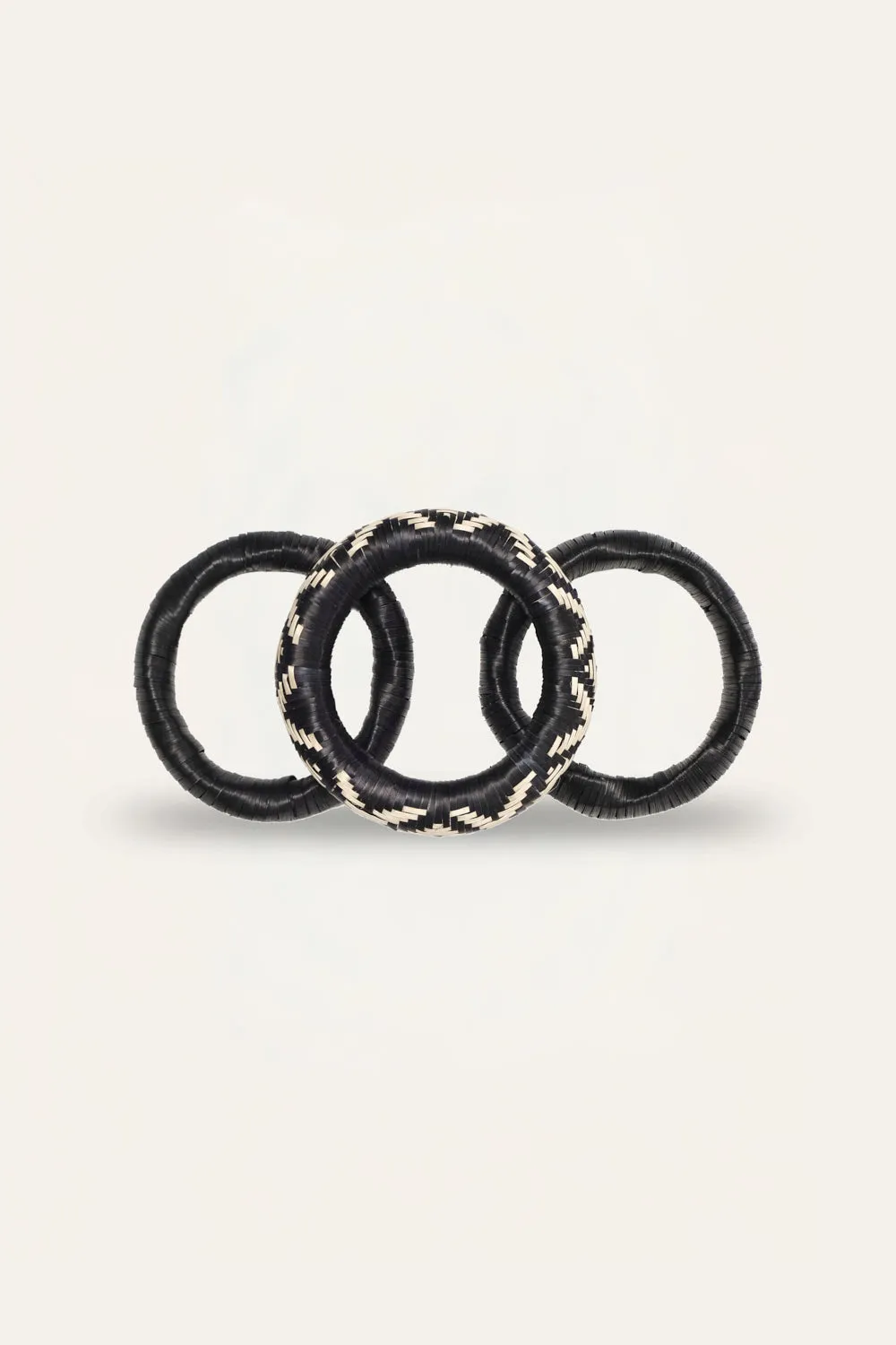 Johanna Ortiz Nomad Queen bracciali neri fibra naturale