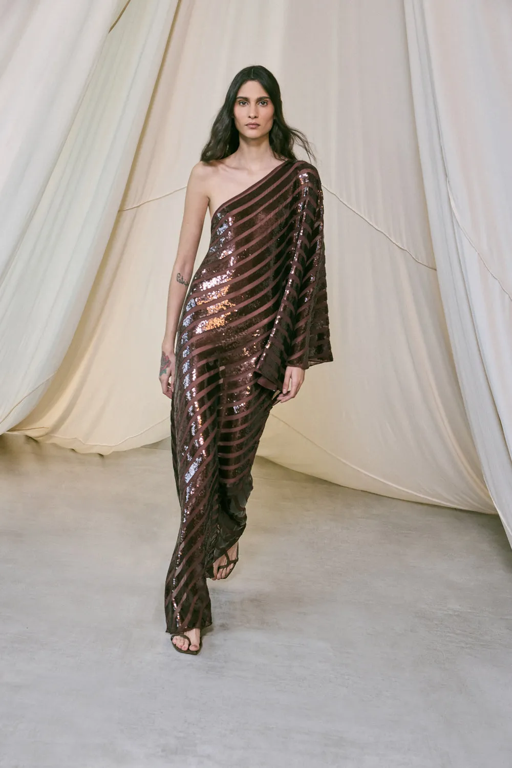 Johanna Ortiz Power abito maxi marrone monospalla paillettes