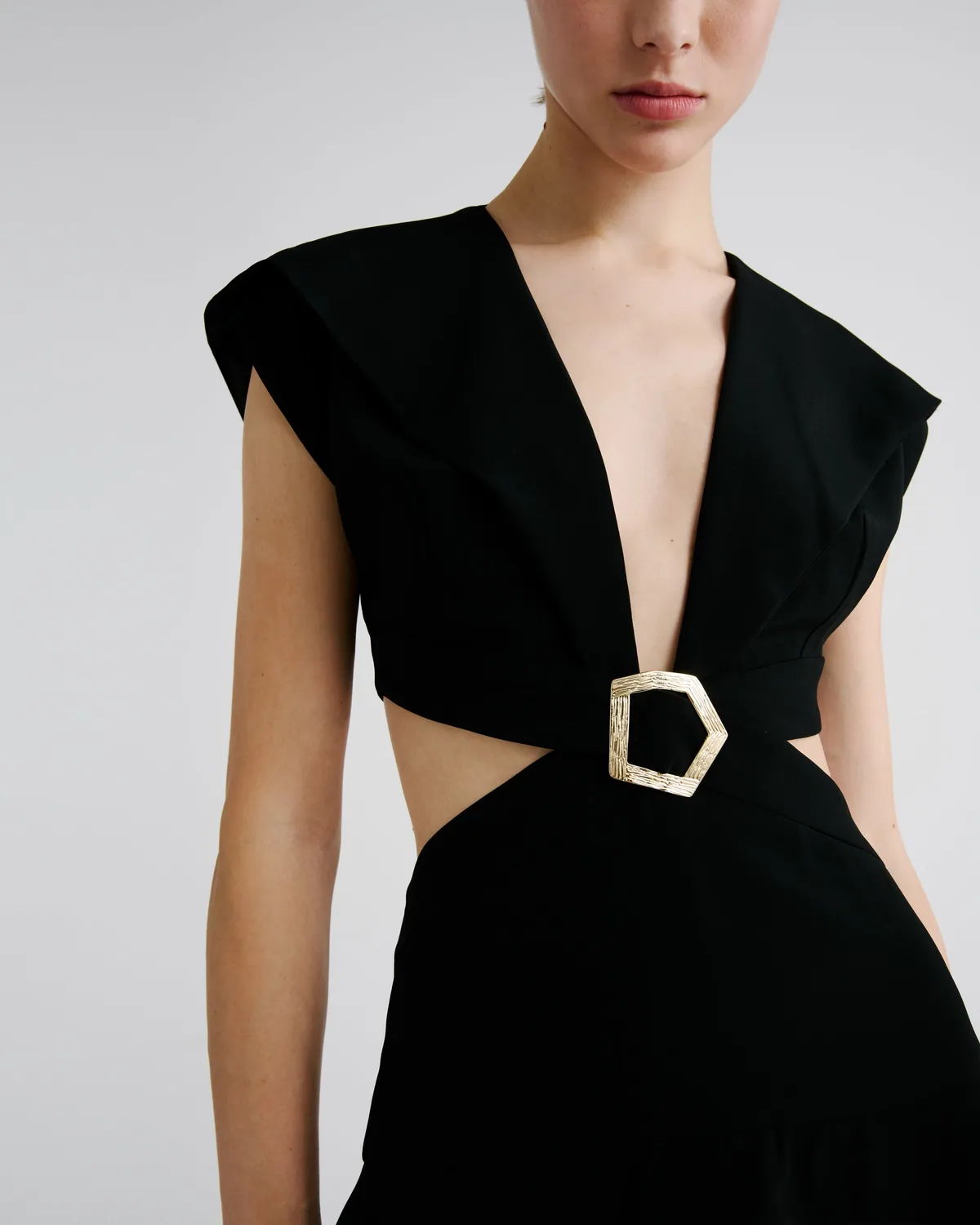 Violante Nessi Leonida abito nero cady cut-out fibbia
