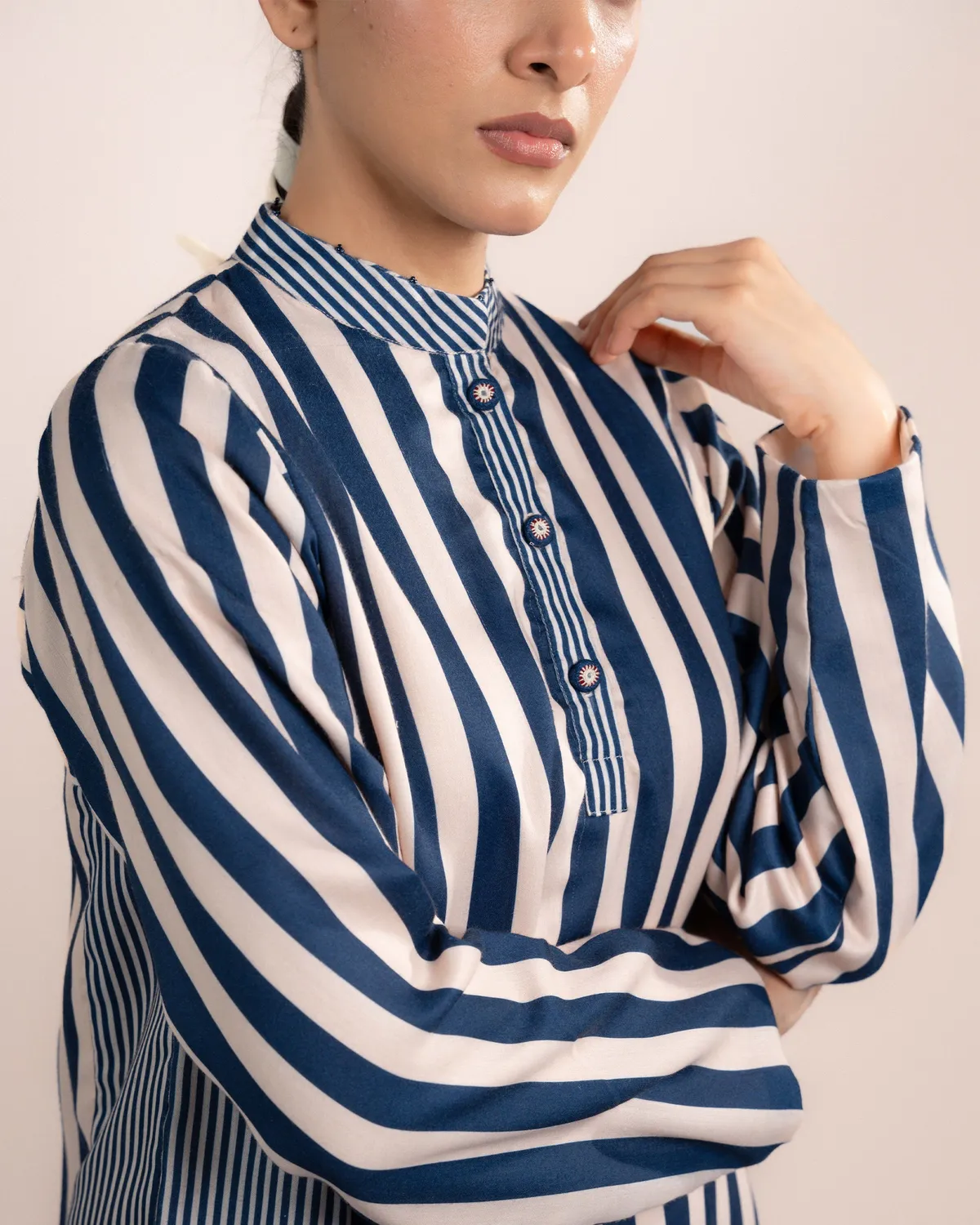 Our Dve Zuri camicia blu righe spesse modal 29 pollici