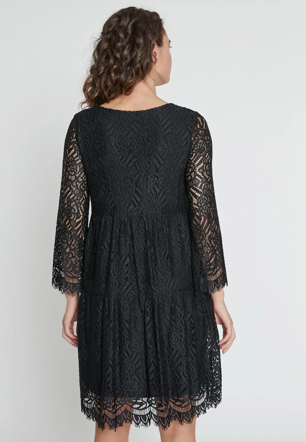 Ana Alcazar Kadali abito pizzo nero balze invitata