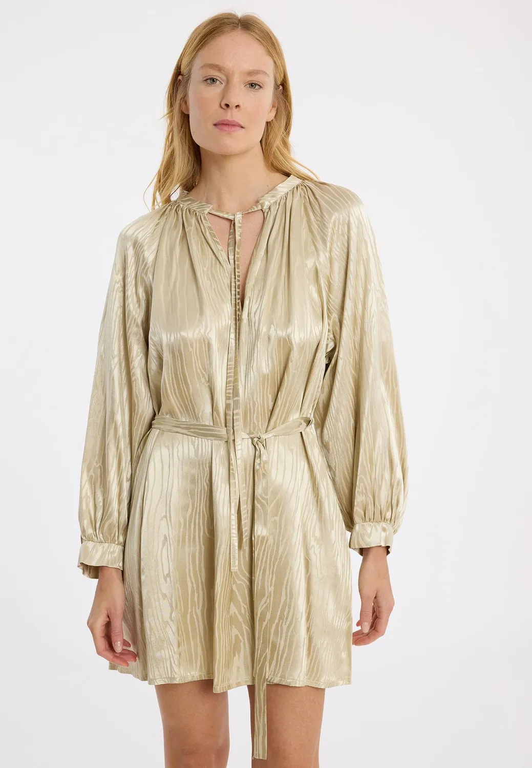 Ana Alcazar Zarina abito raso oro scollo V corto