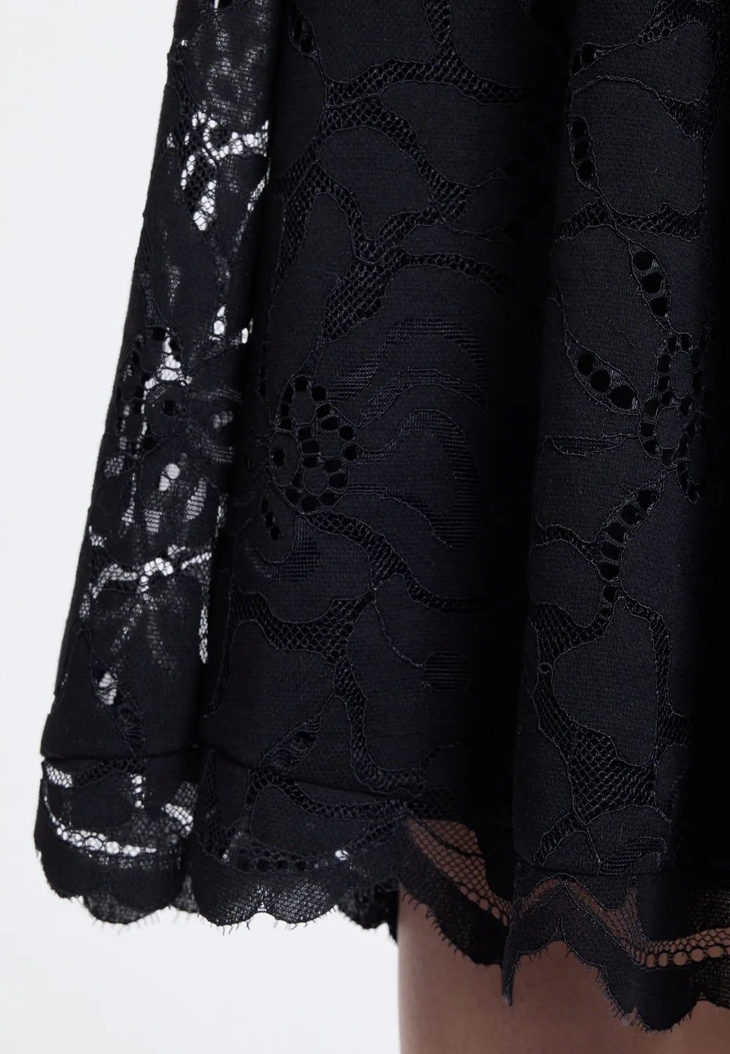 Ana Alcazar Duvia abito in pizzo nero midi