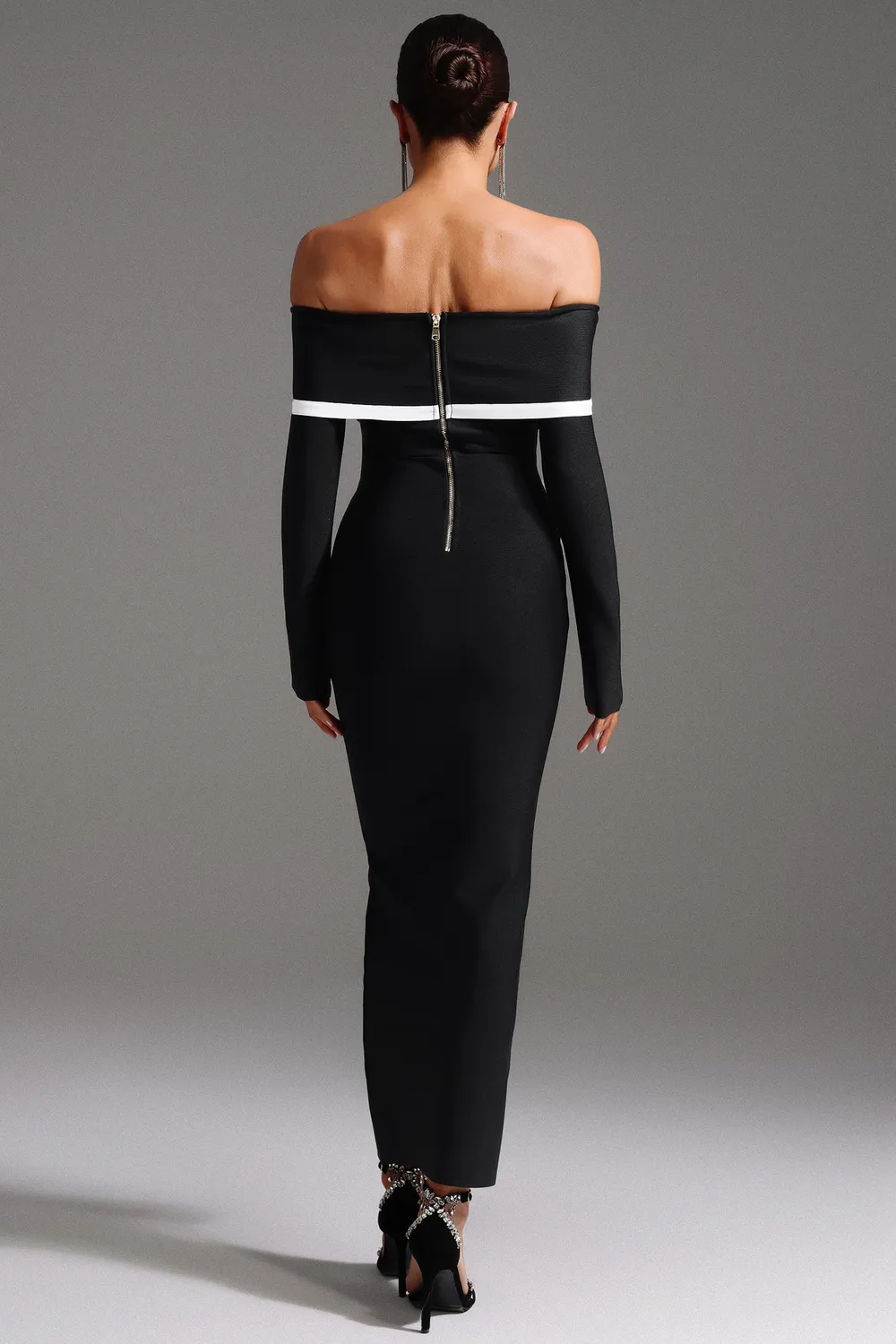 Bella Barnett Hilda abito maxi nero spalle scoperte maniche lunghe
