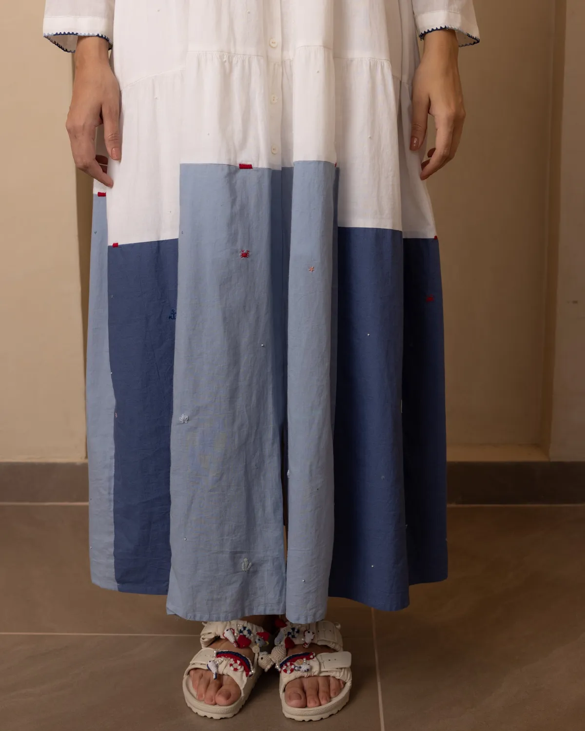 Our Dve Caribbean abito lungo beige blu cotone ricamato