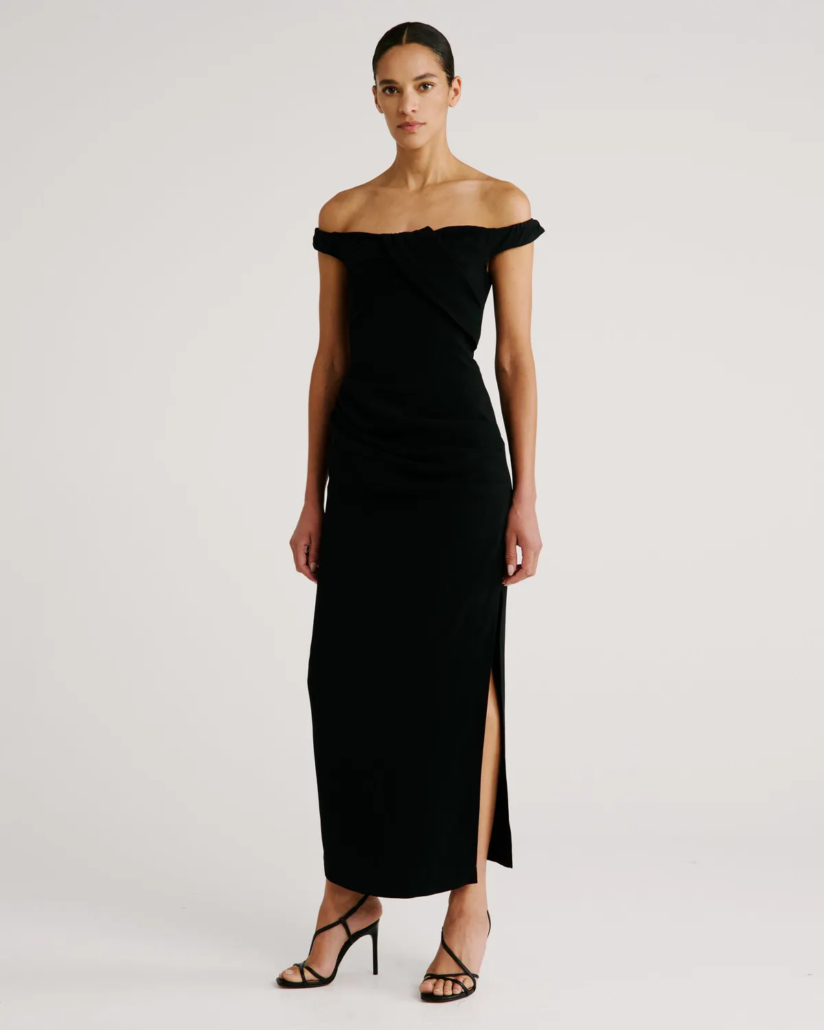 Violante Nessi Aurel abito nero Sable Cady off-shoulder