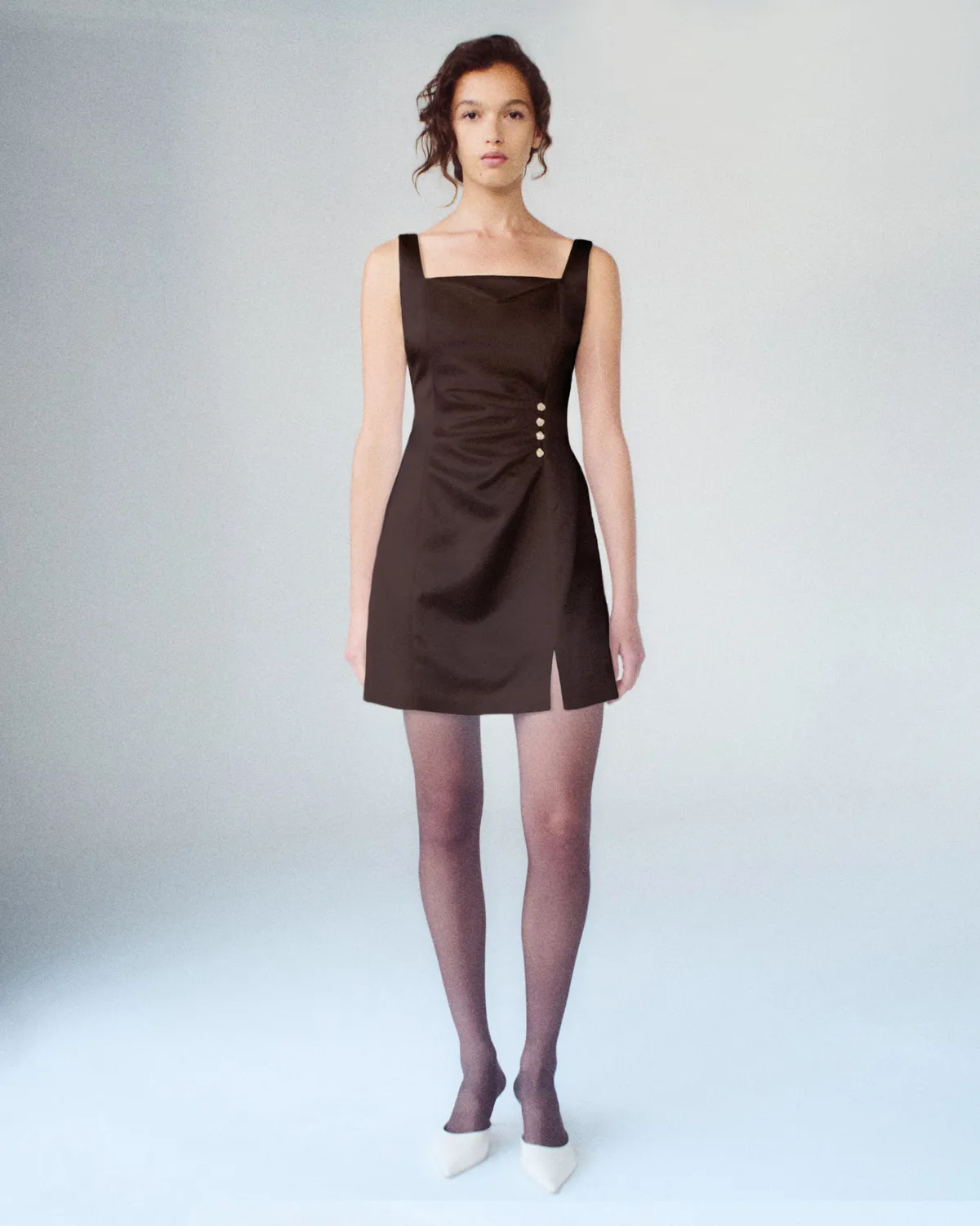 Violante Nessi Carsten abito marrone in raso cady mini