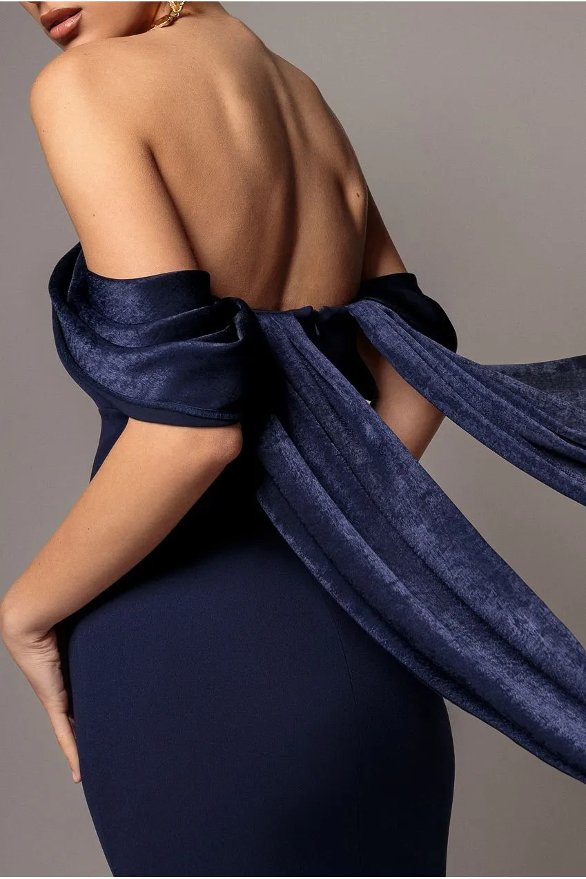 Goddiva Wing Cape abito maxi blu navy satin spalle scoperte