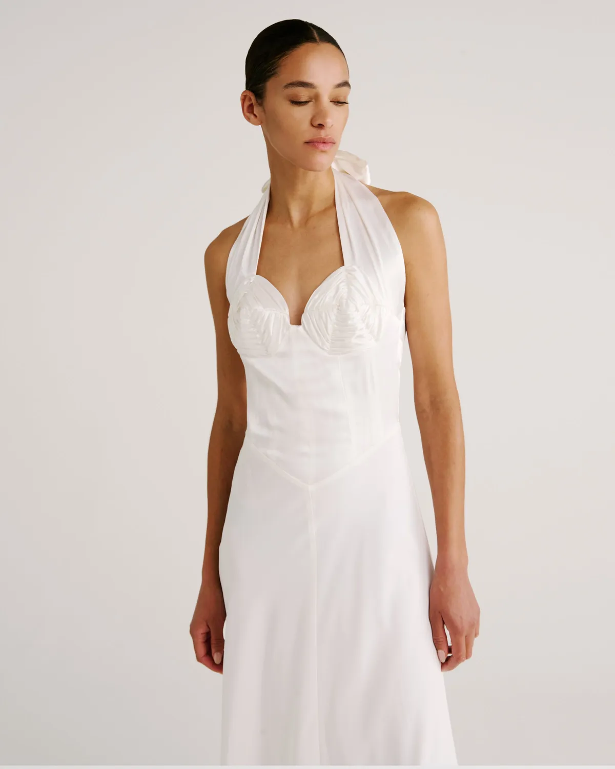 Violante Nessi Anya abito avorio seta scollo halter
