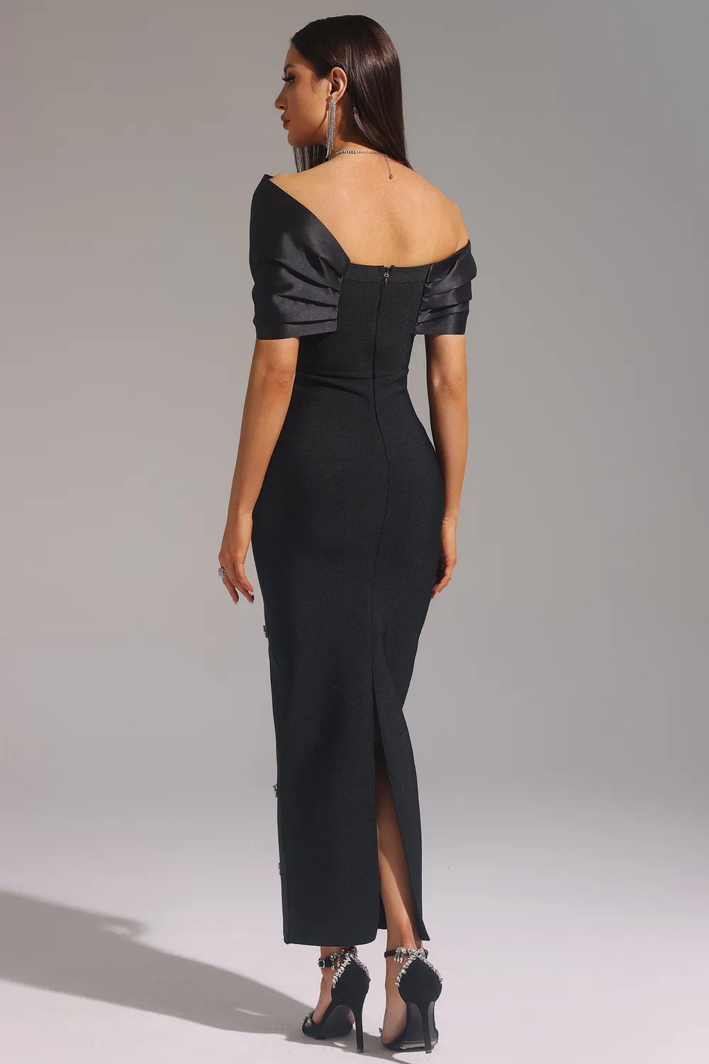 Bella Barnett Palez abito maxi nero monospalla bandage