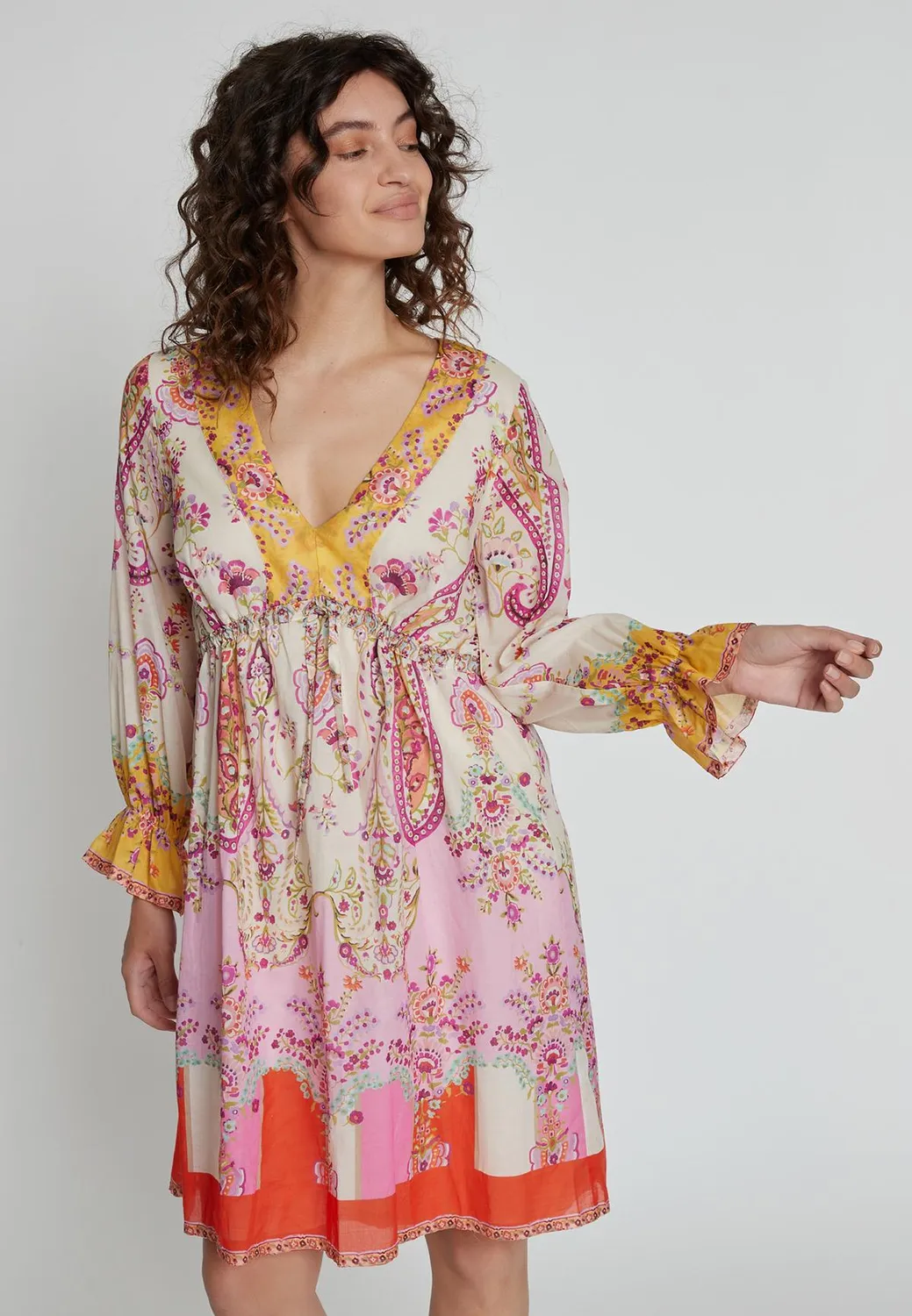 Ana Alcazar Kajani abito impero floreale pastello