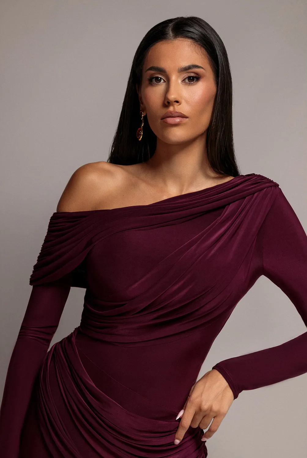 Goddiva Off Shoulder Gathered Panel Soft Touch Maxi Dress abito prugna
