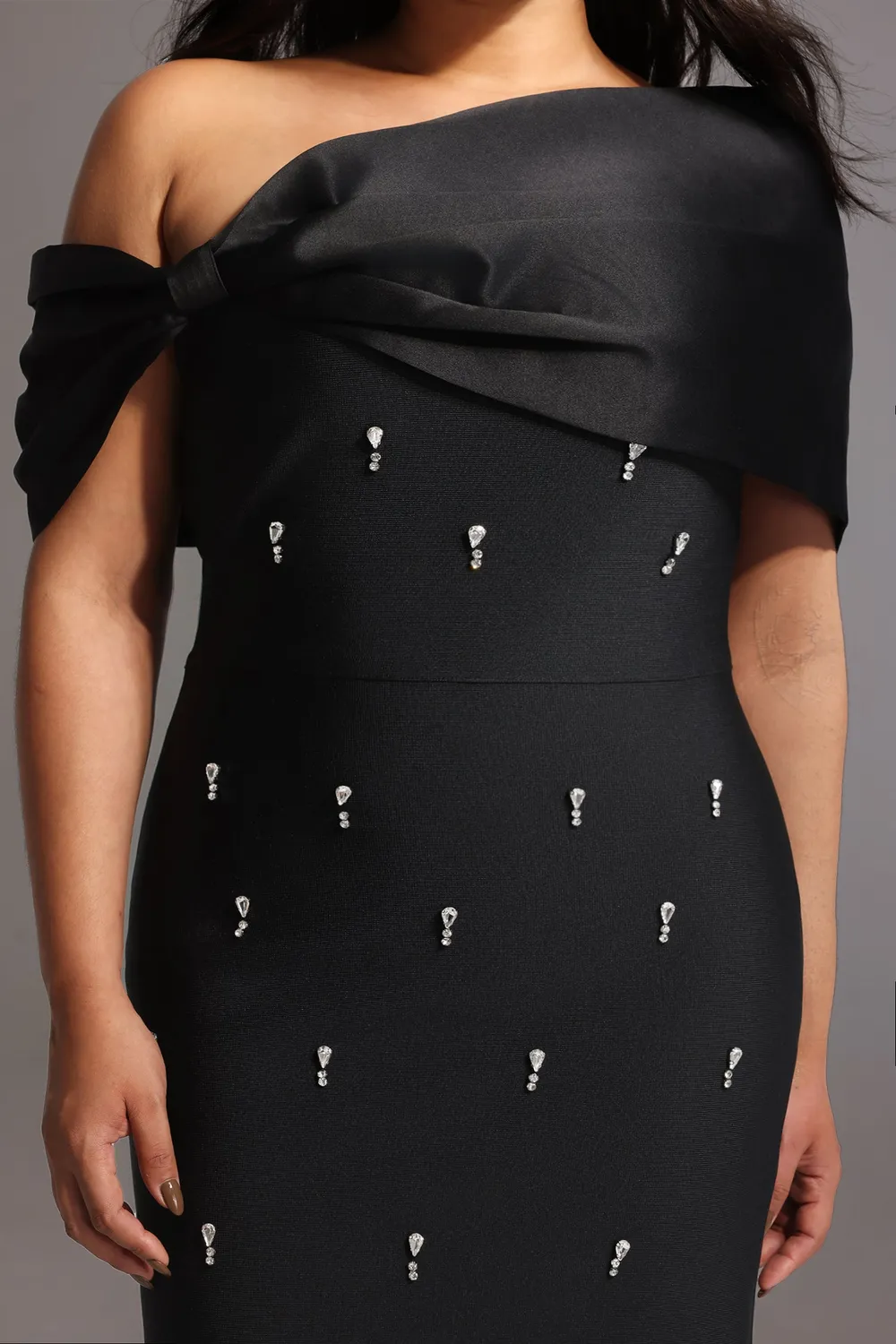 Bella Barnett Palez abito maxi nero monospalla