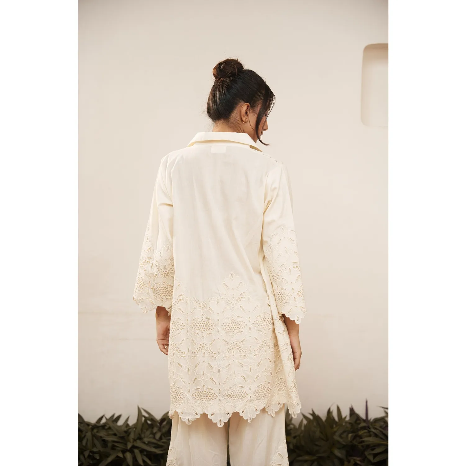 Our Dve Capsule 18 coordinato top pantalone beige cotone