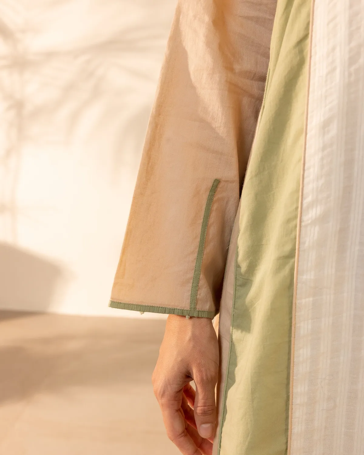 Our Dve Tangerine Mango Mist abito beige verde