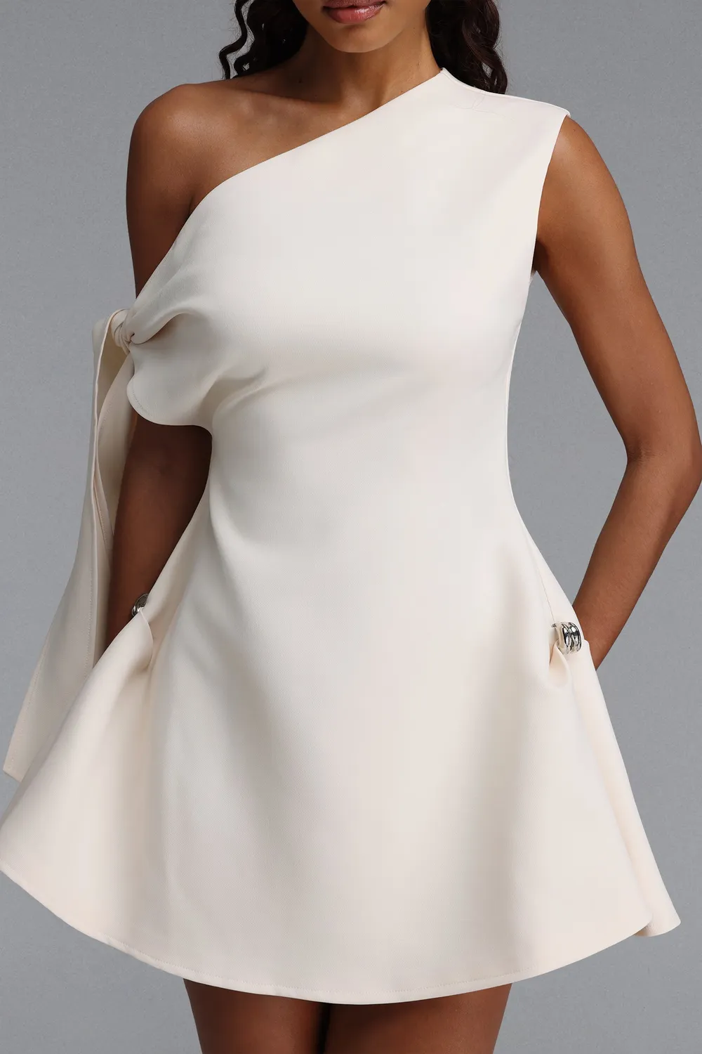 Bella Barnett Denali Chic Tailored abito mini monospalla bianco