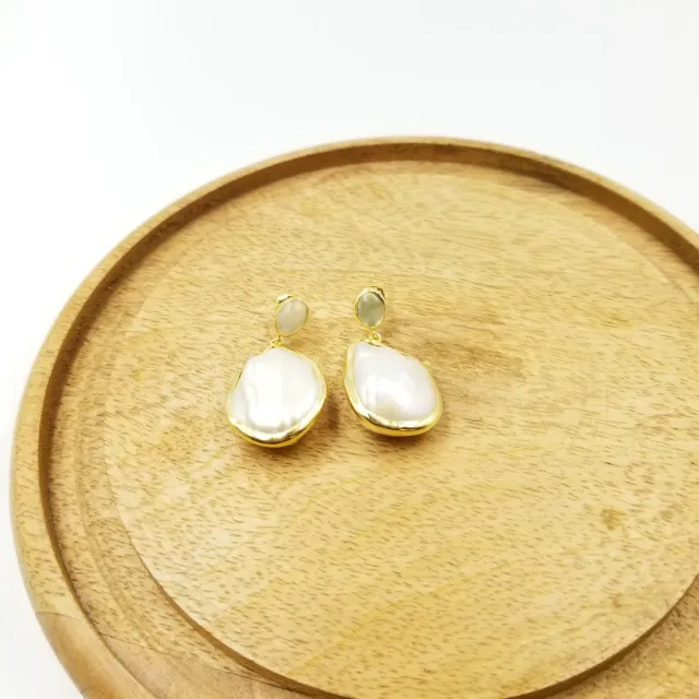 Our Dve Pearl Drop orecchini perla argento dorato