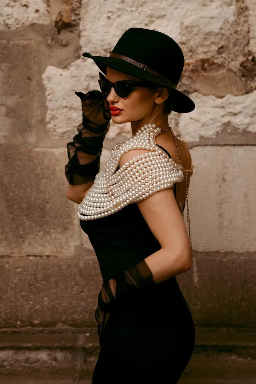 Bella Barnett Pearl Shawl Top coprispalle bianco perle taglia unica