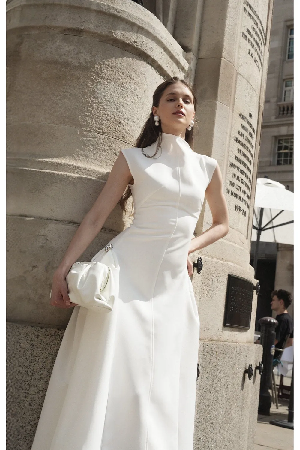 Bella Barnett Paca Choker abito lungo bianco senza maniche