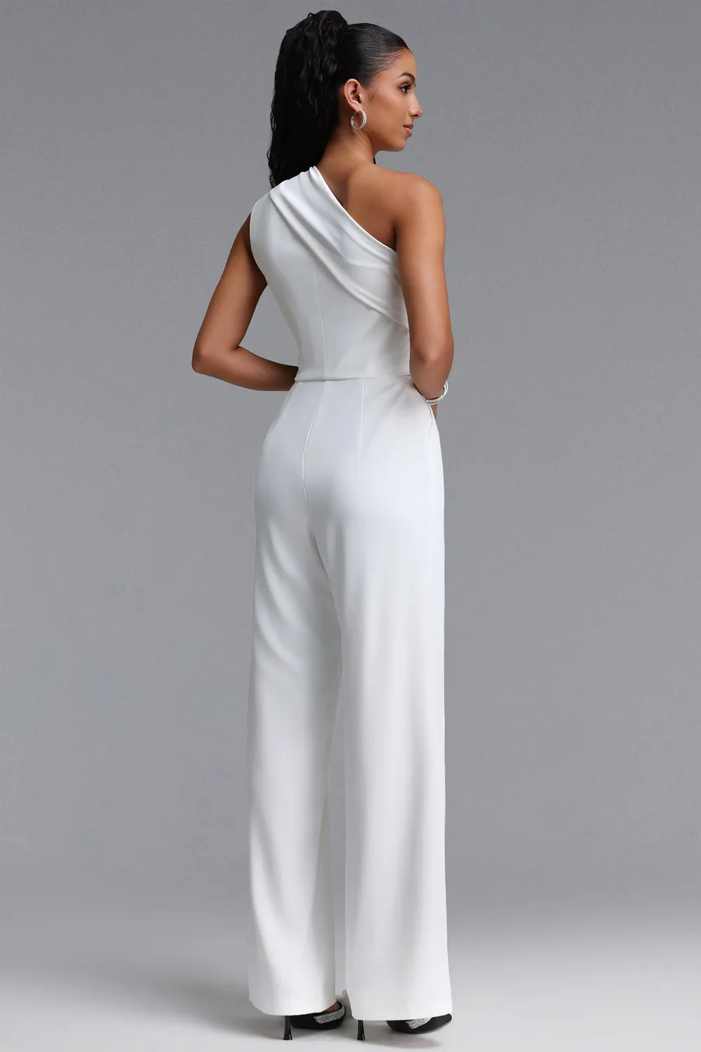 Bella Barnett Lexy tuta bianca monospalla plissettata XS-XL