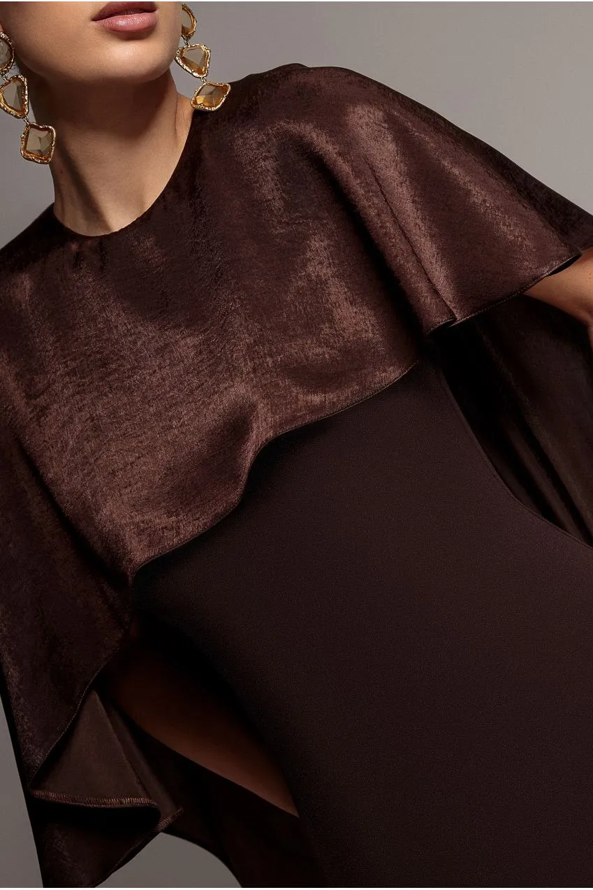 Goddiva Scoop Neck Soft Satin Cape Sleeve Maxi abito marrone raso